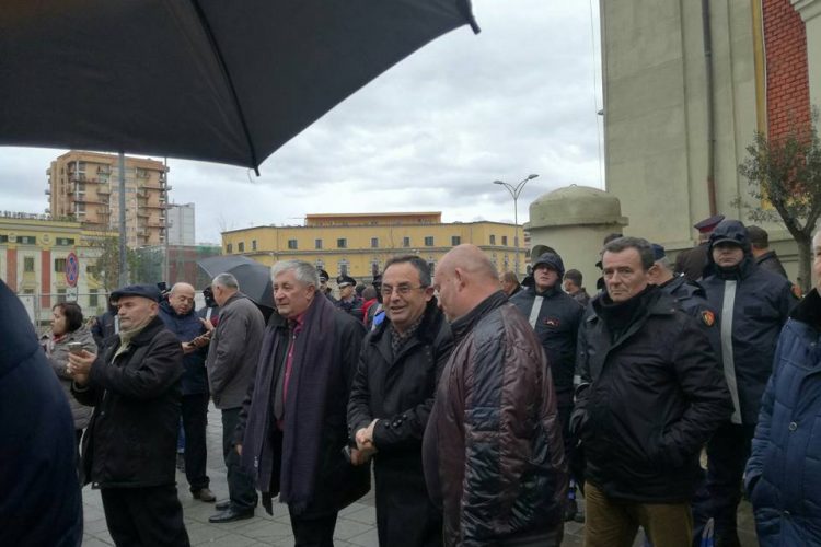 The strike of the Oil Proccesing Plant Workers on ahead of the Ministry of Energy and Infrastructure